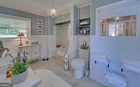 Bath - 102 Cherry St, Toccoa, GA 30577 photo 2 of 3