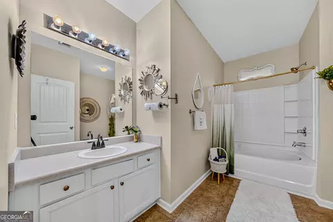 Bath - 230 River Meadow Dr, Lagrange, GA 30241 photo 1 of 3