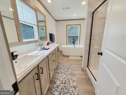 Bath - 415 Oliver Rd, Barnesville, GA 30204 photo 1 of 6
