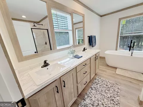 Bath - 415 Oliver Rd, Barnesville, GA 30204 photo 2 of 6