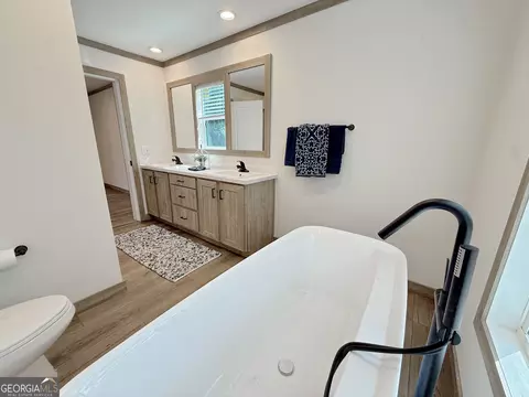 Bath - 415 Oliver Rd, Barnesville, GA 30204 photo 5 of 6