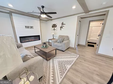 Living - 415 Oliver Rd, Barnesville, GA 30204 photo 3 of 7