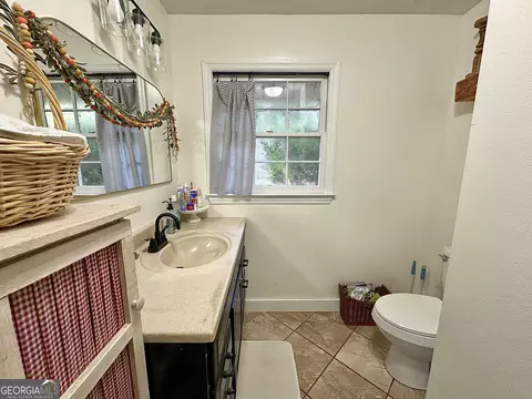 Bath - 923 Youngs Mill Rd, Lagrange, GA 30241 photo 2 of 3