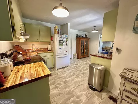 Kitchen - 923 Youngs Mill Rd, Lagrange, GA 30241 photo 1 of 5