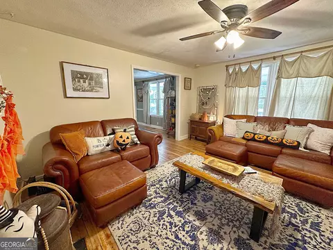 Living - 923 Youngs Mill Rd, Lagrange, GA 30241 photo 4 of 5