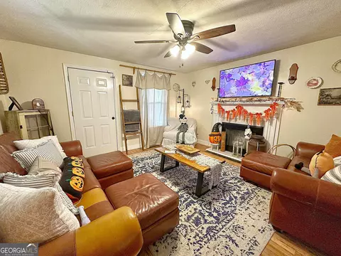 Living - 923 Youngs Mill Rd, Lagrange, GA 30241 photo 2 of 5