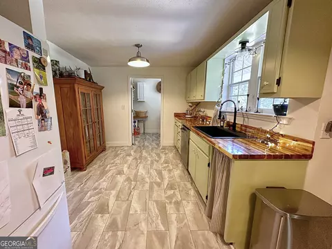 Kitchen - 923 Youngs Mill Rd, Lagrange, GA 30241 photo 2 of 5