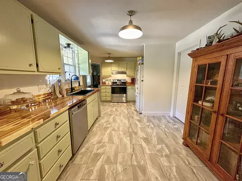 Kitchen - 923 Youngs Mill Rd, Lagrange, GA 30241 photo 4 of 5