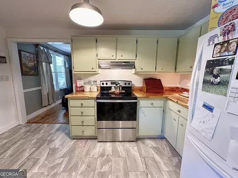 Kitchen - 923 Youngs Mill Rd, Lagrange, GA 30241 photo 3 of 5