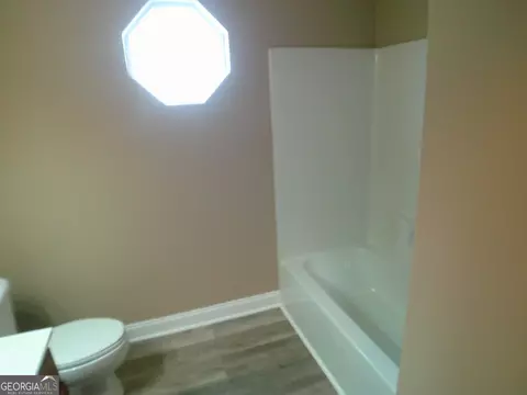 Bath - 709 Sark Dr, Warner Robins, GA 31088 photo 1 of 7