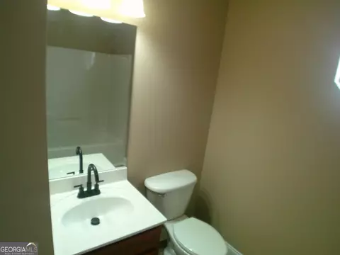 Bath - 709 Sark Dr, Warner Robins, GA 31088 photo 3 of 7