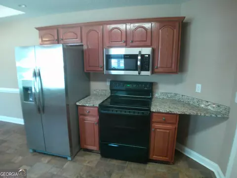 Kitchen - 709 Sark Dr, Warner Robins, GA 31088 photo 3 of 5
