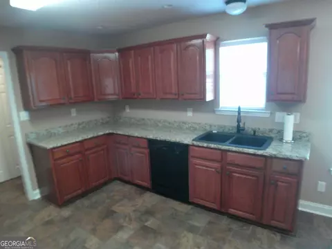 Kitchen - 709 Sark Dr, Warner Robins, GA 31088 photo 5 of 5