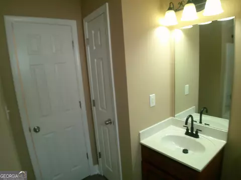 Bath - 709 Sark Dr, Warner Robins, GA 31088 photo 2 of 7