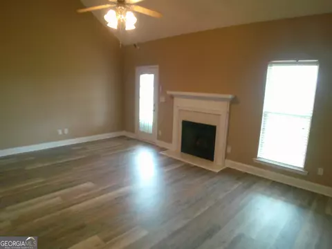 Living - 709 Sark Dr, Warner Robins, GA 31088 photo 2 of 4