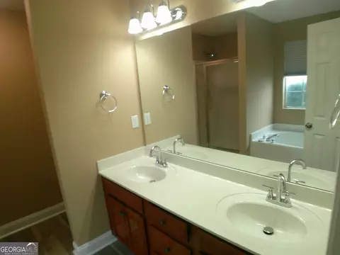 Bath - 709 Sark Dr, Warner Robins, GA 31088 photo 7 of 7