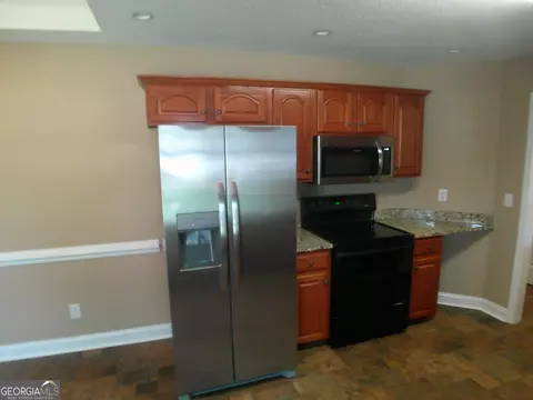 Kitchen - 709 Sark Dr, Warner Robins, GA 31088 photo 4 of 5