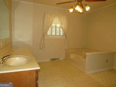 Bath - 30 Rome Rd SW, Cave Spring, GA 30124 photo 2 of 2