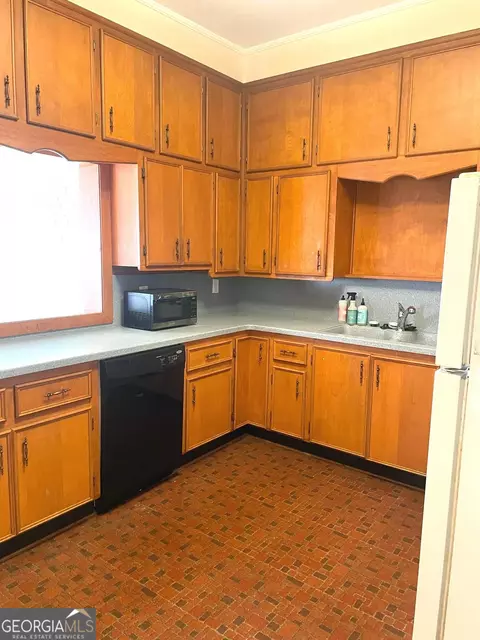 Kitchen - 379 West Ave, Jackson, GA 30233 photo 3 of 4