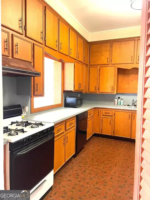 Kitchen - 379 West Ave, Jackson, GA 30233 photo 2 of 4