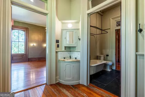 Bath - 906 E 2nd Ave, Rome, GA 30161 photo 1 of 6