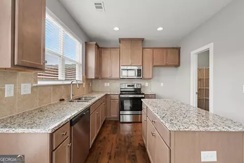 Kitchen - 7666 Squire Ct, Fairburn, GA 30213 photo 2 of 3