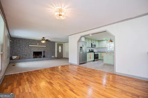 Living - 105 Sharp Dr, Carrollton, GA 30117 photo 2 of 8