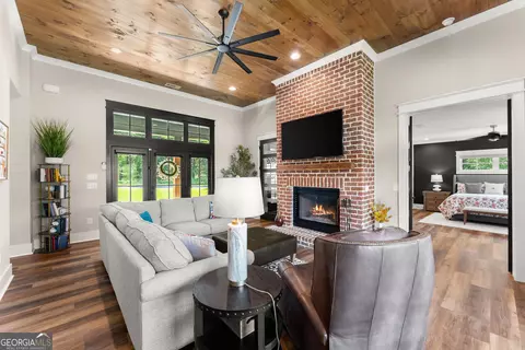 Living - 1844 Bermuda Ave, Demorest, GA 30535 photo 1 of 2