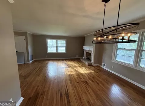 Living - 412 Roberson St, Dublin, GA 31021 photo 3 of 7
