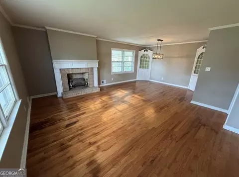 Living - 412 Roberson St, Dublin, GA 31021 photo 2 of 7