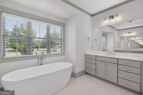 Bath - 417 Fox Valley Dr, Monroe, GA 30656 photo 2 of 8