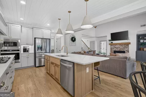 Kitchen - 417 Fox Valley Dr, Monroe, GA 30656 photo 4 of 7