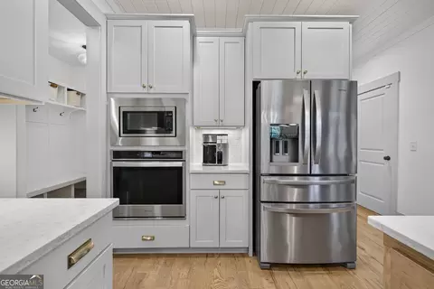 Kitchen - 417 Fox Valley Dr, Monroe, GA 30656 photo 6 of 7