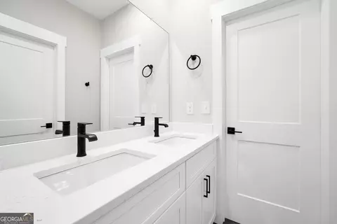 Bath - 277 E Knight Rd, Mcdonough, GA 30252 photo 3 of 6
