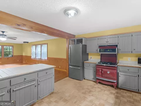 Kitchen - 107 Midway Rd, Barnesville, GA 30204 photo 4 of 4
