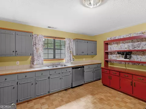 Kitchen - 107 Midway Rd, Barnesville, GA 30204 photo 2 of 4