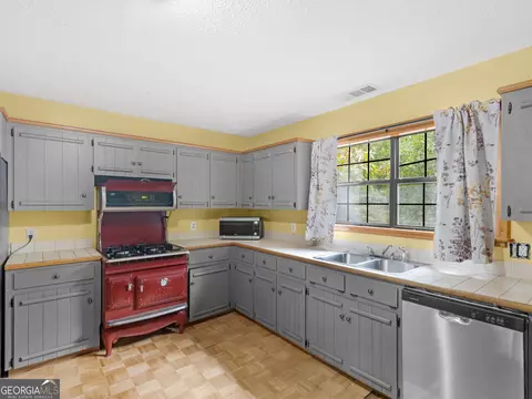 Kitchen - 107 Midway Rd, Barnesville, GA 30204 photo 3 of 4