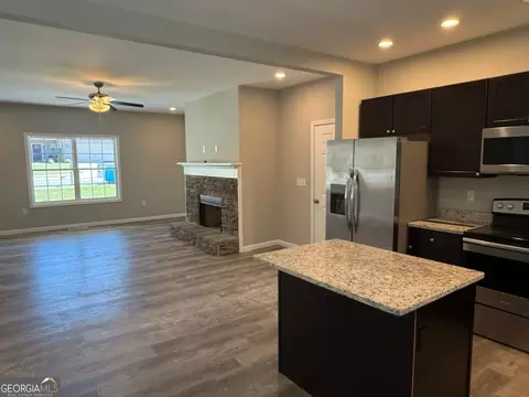 Living - 2434 Remington Dr, Commerce, GA 30529 photo 3 of 4