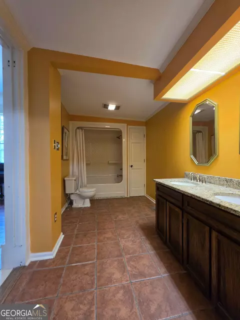 Bath - 992 Spring St, Macon, GA 31201 photo 1 of 2