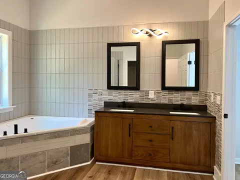Bath - 599 Chambers Rd, Commerce, GA 30530 photo 2 of 8