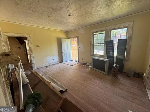 Living - Undisclosed, Macon, GA 31204 photo 1 of 4