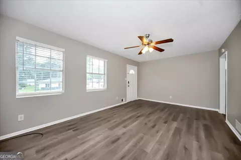 Living - 139 Caldwell Dr, Hampton, GA 30228 photo 5 of 6