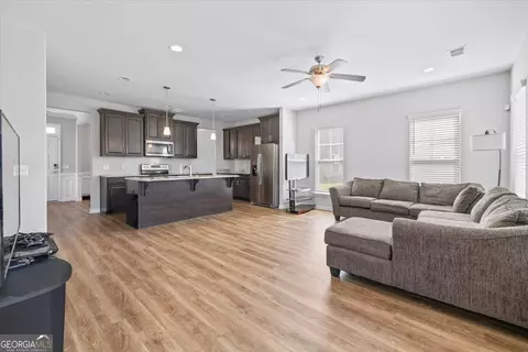 Living - 8 Chimney Ct, Savannah, GA 31407 photo 3 of 3