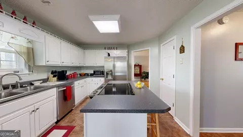 Kitchen - 157 Scarlett Ohara Dr, Ailey, GA 30410 photo 3 of 4
