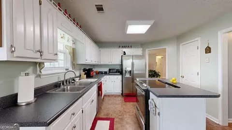 Kitchen - 157 Scarlett Ohara Dr, Ailey, GA 30410 photo 2 of 4