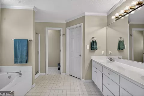 Bath - 227 Ashford Cir, Lagrange, GA 30240 photo 3 of 5