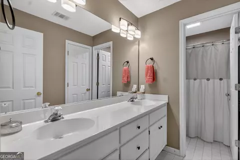Bath - 227 Ashford Cir, Lagrange, GA 30240 photo 2 of 5