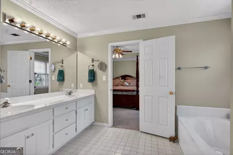 Bath - 227 Ashford Cir, Lagrange, GA 30240 photo 4 of 5