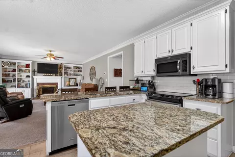 Kitchen - 227 Ashford Cir, Lagrange, GA 30240 photo 3 of 4