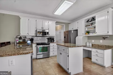 Kitchen - 227 Ashford Cir, Lagrange, GA 30240 photo 2 of 4